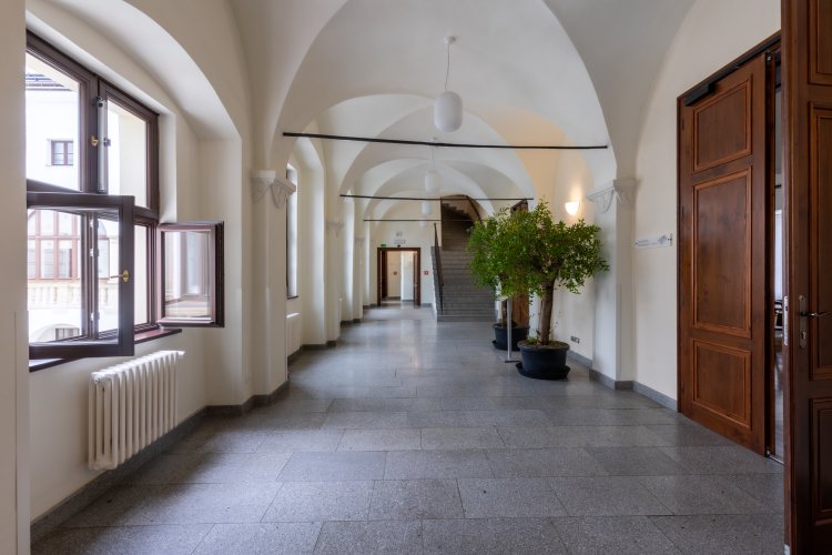 Zámecký hotel Třešť chodba u snídárny