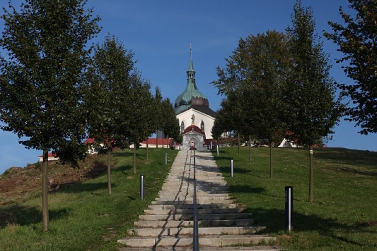 Alley to Green Mountain