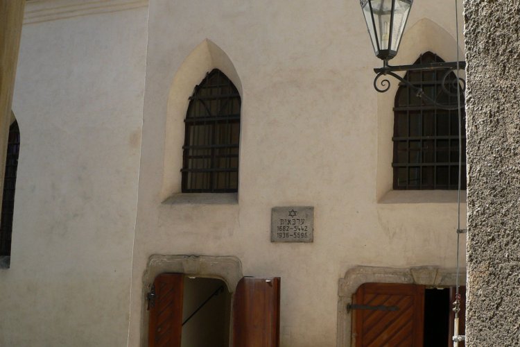 Entrance to the synagogue
