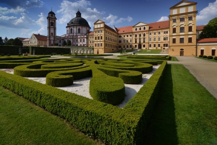 ZÁMEK JAROMĚŘICE NAD ROKYTNOU